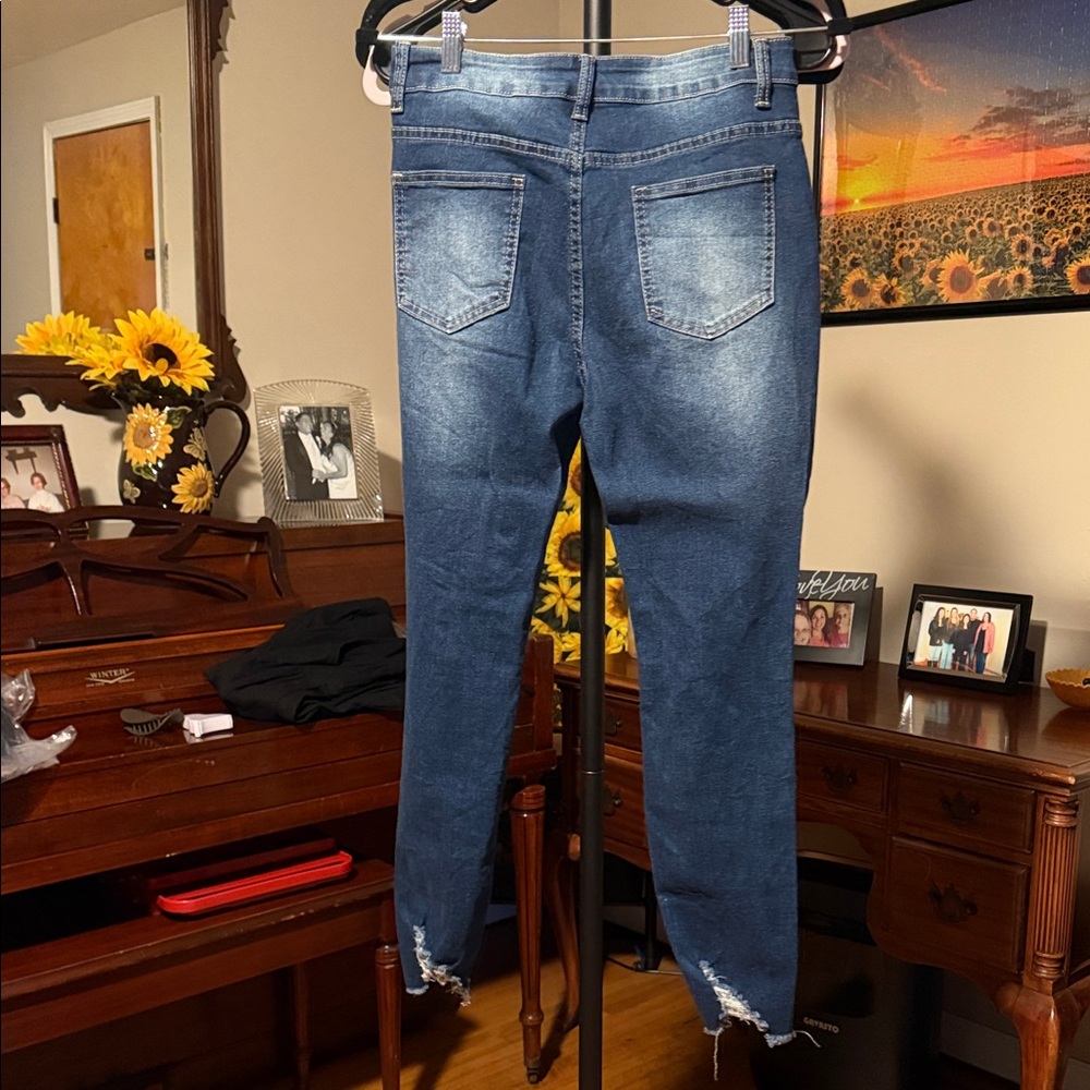 Trendy Button-Fly Distressed Jeans - Picture 4 of 7